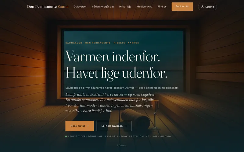 Die Startseite von denpermanentesauna.dk: eine Sauna aus hellem Holz mit Meerblick durch ein großes Fenster, mit der dänischen Überschrift "Varmen indenfor. Havet lige udenfor."