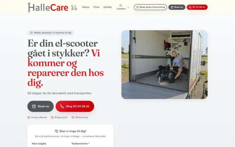 Die Startseite von hallecare.dk: ein Mechaniker repariert einen E-Scooter in einer mobilen Werkstatt, neben der dänischen Überschrift "Er din el-scooter gået i stykker? Vi kommer og reparerer den hos dig."