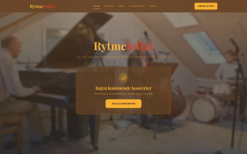 Startseite von rytmeloftet.dk: ein Pianist am Flügel im Dachgeschoss, mit Schlagzeug und Kontrabass im Hintergrund, unter dem dänischen Namenszug „Rytmeloftet“.